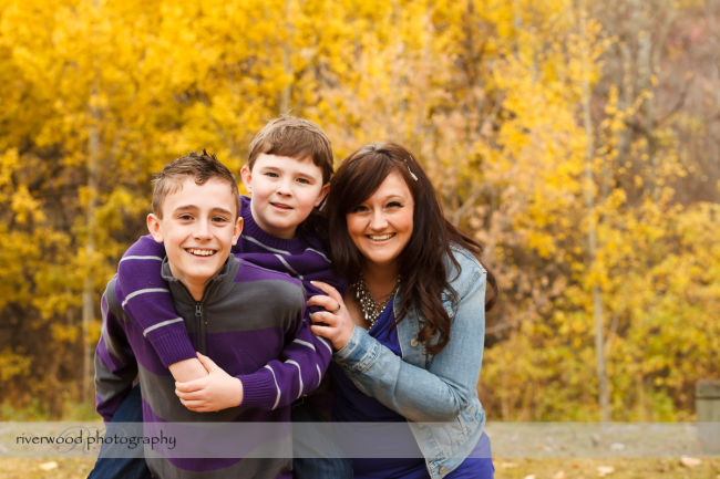 Extended Cowan Family Fall Portrait Session at Edworthy Park in Calgary (10)