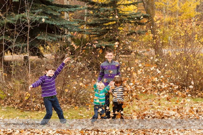 Extended Cowan Family Fall Portrait Session at Edworthy Park in Calgary (8)