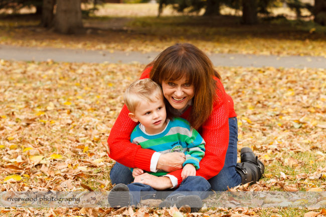 Extended Cowan Family Fall Portrait Session at Edworthy Park in Calgary (7)