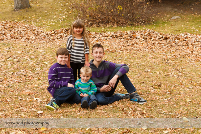 Extended Cowan Family Fall Portrait Session at Edworthy Park in Calgary (6)