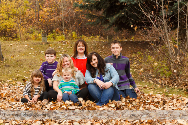Extended Cowan Family Fall Portrait Session at Edworthy Park in Calgary (5)