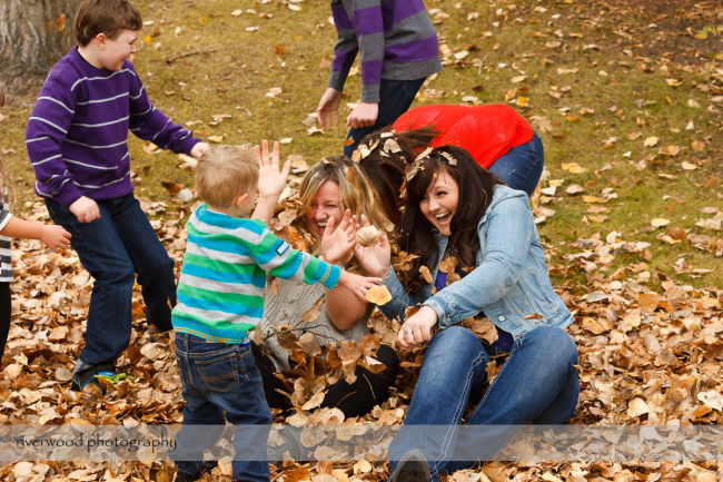 Extended Cowan Family Fall Portrait Session at Edworthy Park in Calgary (3)